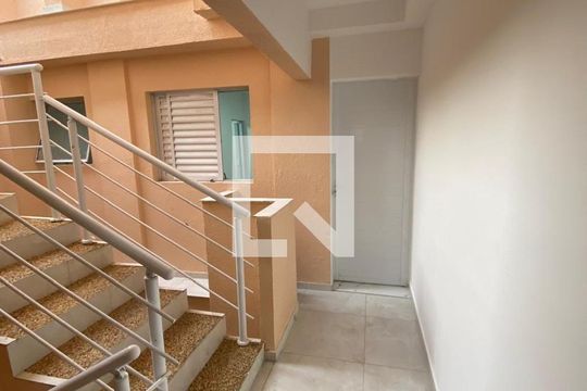 Escada de acesso de kitnet/studio para alugar com 1 quarto, 22m² em Vila Água Funda, São Paulo