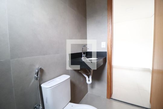 Banheiro Social de apartamento para alugar com 2 quartos, 63m² em Daniel Fonseca, Uberlândia