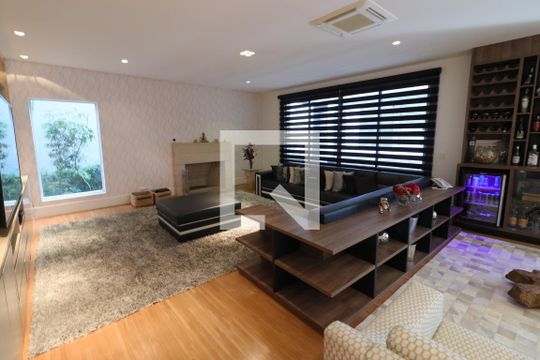 Sala de casa de condomínio à venda com 4 quartos, 750m² em Umuarama, Osasco
