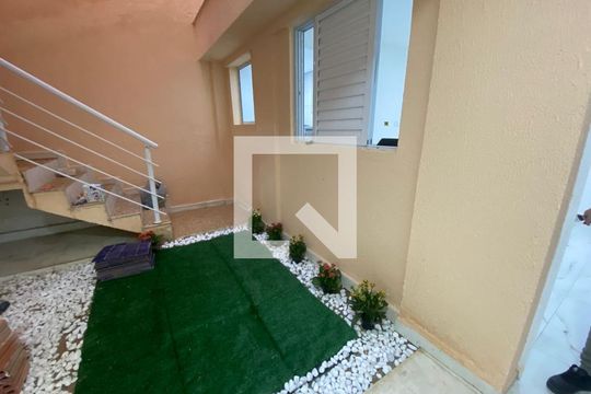 Escada de acesso de kitnet/studio para alugar com 1 quarto, 20m² em Vila Água Funda, São Paulo