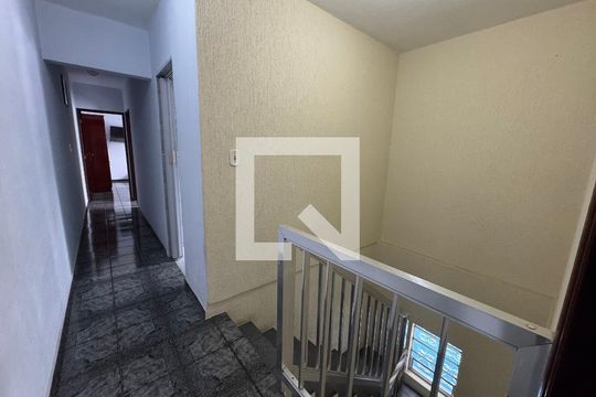 Escada de casa à venda com 3 quartos, 218m² em Jardim Roberto, Osasco