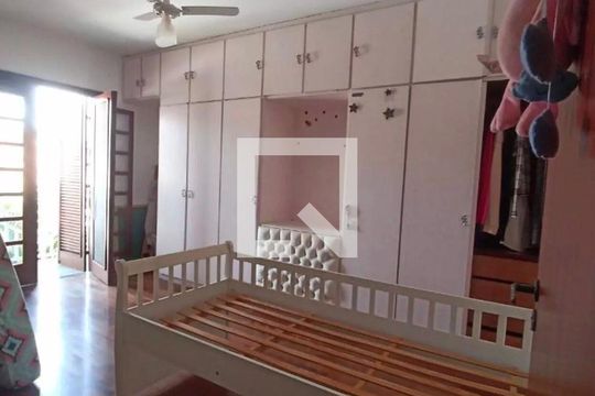 Quarto de casa de condomínio para alugar com 3 quartos, 340m² em Jardim Belizário, Cotia