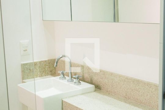 Banheiro de kitnet/studio à venda com 1 quarto, 44m² em Indianópolis, São Paulo