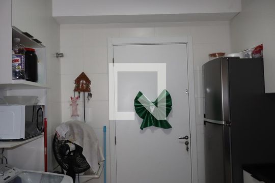 Sala, cozinha e área de serviço de apartamento à venda com 2 quartos, 35m² em Vila Ema, São Paulo