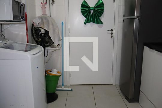 Sala, cozinha e área de serviço de apartamento à venda com 2 quartos, 35m² em Vila Ema, São Paulo