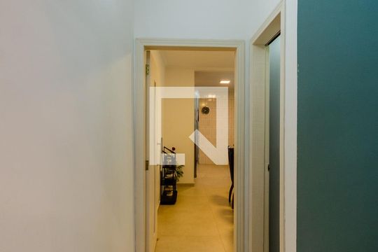 Corredor de casa à venda com 3 quartos, 200m² em Vila Iorio, São Paulo