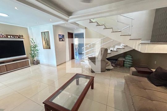 Casa à venda com 4 quartos, 200m² em Vila Valqueire, Rio de Janeiro