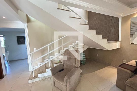 Escada de casa à venda com 4 quartos, 200m² em Vila Valqueire, Rio de Janeiro