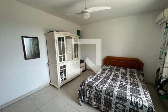 Quarto 1 de casa à venda com 4 quartos, 200m² em Vila Valqueire, Rio de Janeiro