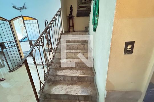 Escada de casa à venda com 6 quartos, 341m² em Vila Valqueire, Rio de Janeiro