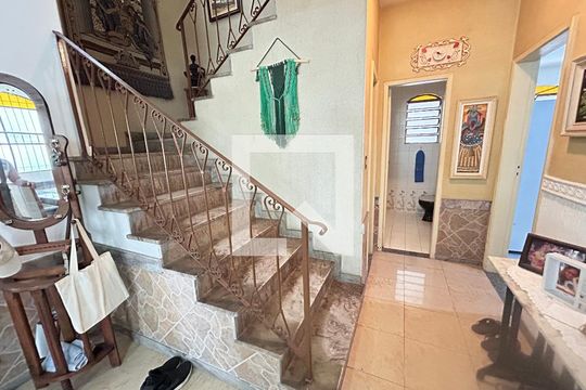 Escada de casa à venda com 6 quartos, 341m² em Vila Valqueire, Rio de Janeiro