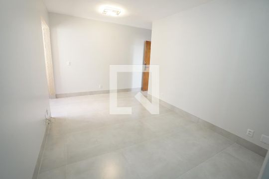 Apartamento à venda com 3 quartos, 67m² em Jardim Ana Lúcia, Goiânia