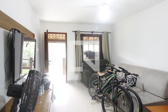 Sala de casa de condomínio para alugar com 2 quartos, 80m² em Ogiva, Cabo Frio