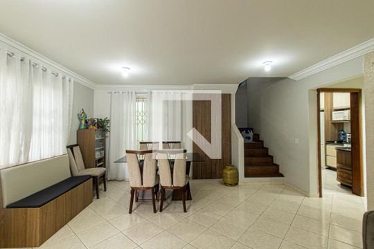 Sala de casa à venda com 3 quartos, 180m² em Lindoia, Curitiba
