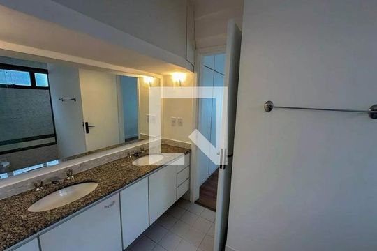 Banheiro de kitnet/studio para alugar com 2 quartos, 57m² em Cambuí, Campinas