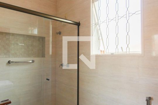 Banheiro da Suíte de casa para alugar com 3 quartos, 477m² em Planalto, Belo Horizonte