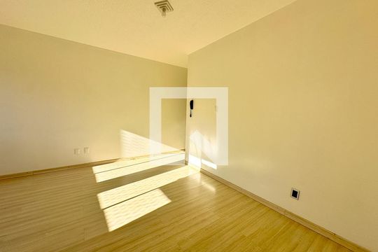 Sala  de apartamento para alugar com 3 quartos, 52m² em Serraria, São José