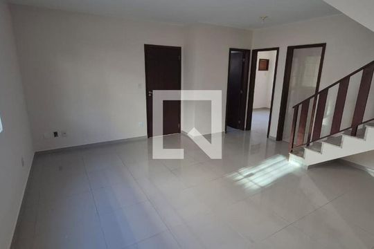 Sala de casa de condomínio para alugar com 4 quartos, 126m² em Nova Esperança, Rio das Ostras