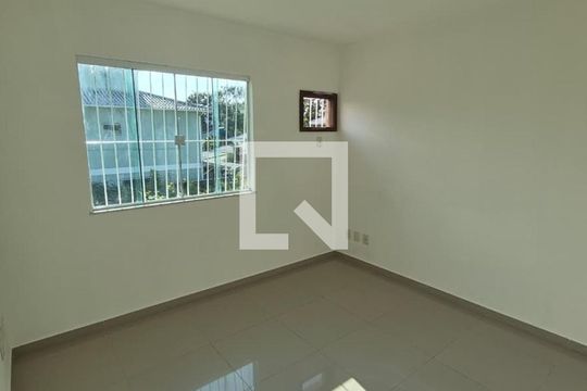Sala de casa de condomínio para alugar com 4 quartos, 126m² em Nova Esperança, Rio das Ostras
