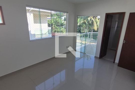 Sala de casa de condomínio para alugar com 4 quartos, 126m² em Nova Esperança, Rio das Ostras