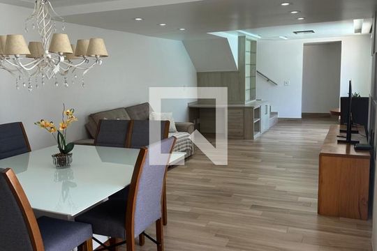 Casa para alugar com 3 quartos, 525m² em Portinho, Cabo Frio