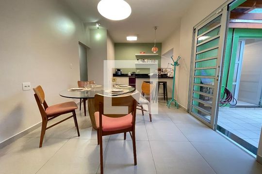 Sala de casa para alugar com 4 quartos, 220m² em Vila Pirajussara, São Paulo