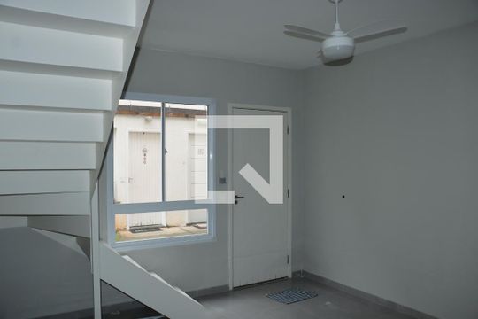Casa de Condomínio para alugar com 2 quartos, 50m² em Água Espraiada (caucaia do Alto), Cotia
