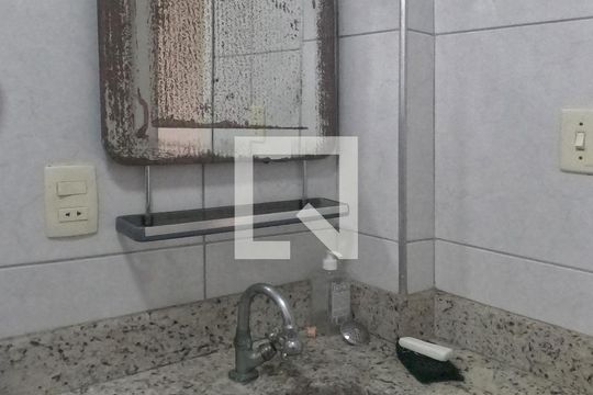 Banheiro de apartamento para alugar com 2 quartos, 90m² em Gonzaga, Santos