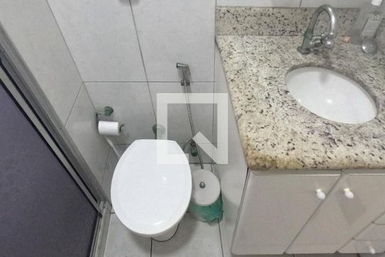 Banheiro de apartamento para alugar com 2 quartos, 90m² em Gonzaga, Santos