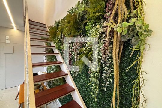 Sala - escada de acesso ao 2° piso de apartamento para alugar com 2 quartos, 100m² em Laranjeiras, Rio de Janeiro