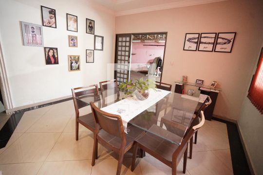 Casa à venda com 3 quartos, 300m² em Residenical Barrrovento , Goiânia
