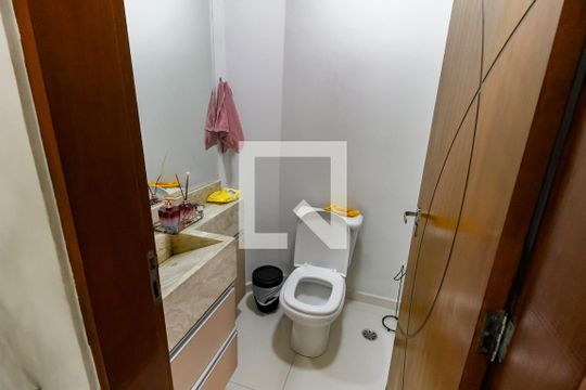 Lavabo de casa de condomínio para alugar com 3 quartos, 250m² em Jardim Mirna, Taboão da Serra
