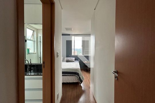 Corredor de apartamento para alugar com 3 quartos, 150m² em Serrano, Belo Horizonte