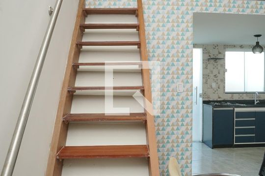 Escada de apartamento para alugar com 1 quarto, 27m² em Itaipuaçu, Maricá