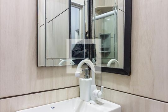 Banheiro de casa para alugar com 1 quarto, 36m² em Iapi, Osasco