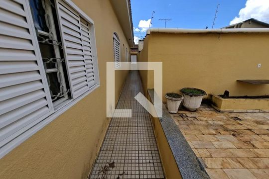Casa para alugar com 4 quartos, 50m² em Presidente Roosevelt, Uberlândia