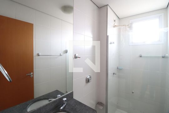 Banheiro do Quarto 1 e Social de apartamento para alugar com 2 quartos, 70m² em Umuarama, Uberlândia