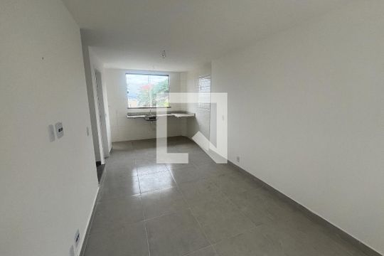 Sala de casa à venda com 2 quartos, 88m² em Praia da Bandeira, Rio de Janeiro