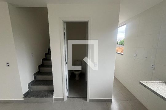 Escadas de casa à venda com 2 quartos, 88m² em Praia da Bandeira, Rio de Janeiro