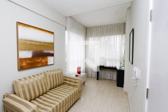 Sala de kitnet/studio para alugar com 1 quarto, 54m² em Santa Lúcia, Belo Horizonte