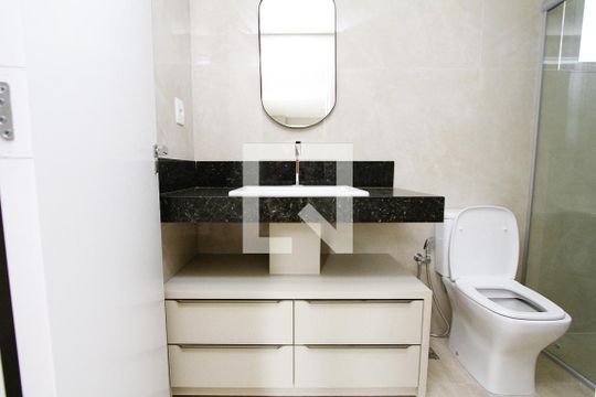 Banheiro de kitnet/studio para alugar com 1 quarto, 54m² em Santa Lúcia, Belo Horizonte