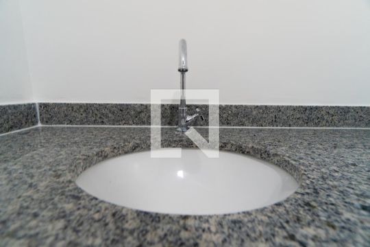 Banheiro de kitnet/studio para alugar com 1 quarto, 25m² em Vila Clementino, São Paulo