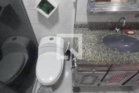 Banheiro de apartamento para alugar com 1 quarto, 47m² em Embaré, Santos