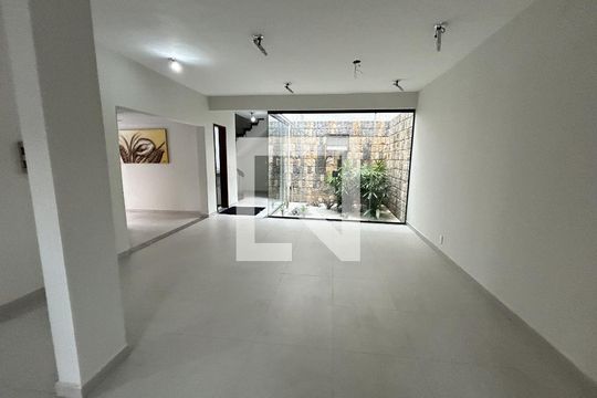 Sala 1 de casa para alugar com 8 quartos, 461m² em Bento Ribeiro, Rio de Janeiro