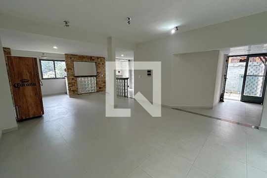 Sala 1 de casa para alugar com 8 quartos, 461m² em Bento Ribeiro, Rio de Janeiro