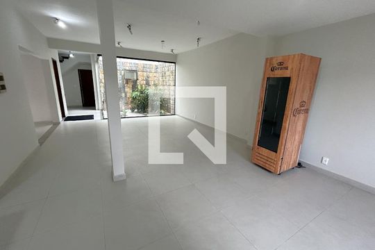 Sala 1 de casa para alugar com 8 quartos, 461m² em Bento Ribeiro, Rio de Janeiro