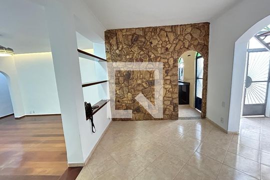 Sala de casa à venda com 4 quartos, 327m² em Vila Valqueire, Rio de Janeiro