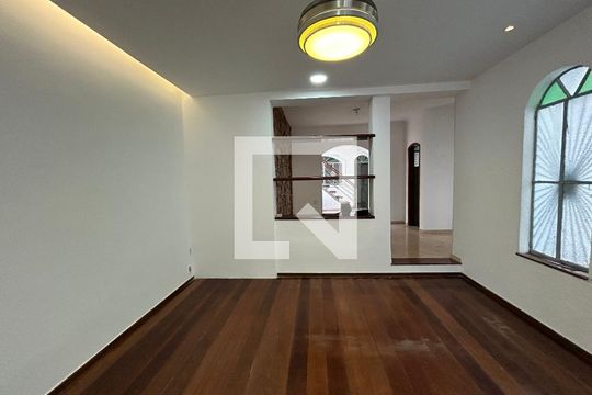 Sala de casa à venda com 4 quartos, 327m² em Vila Valqueire, Rio de Janeiro