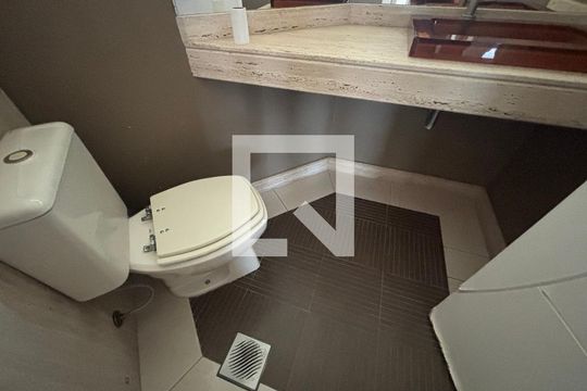 banheiro 1 de casa para alugar com 6 quartos, 900m² em Jardim Sao Paulo Ii, Cotia