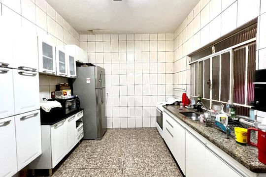 Casa à venda com 3 quartos, 245m² em Jaqueline, Belo Horizonte
